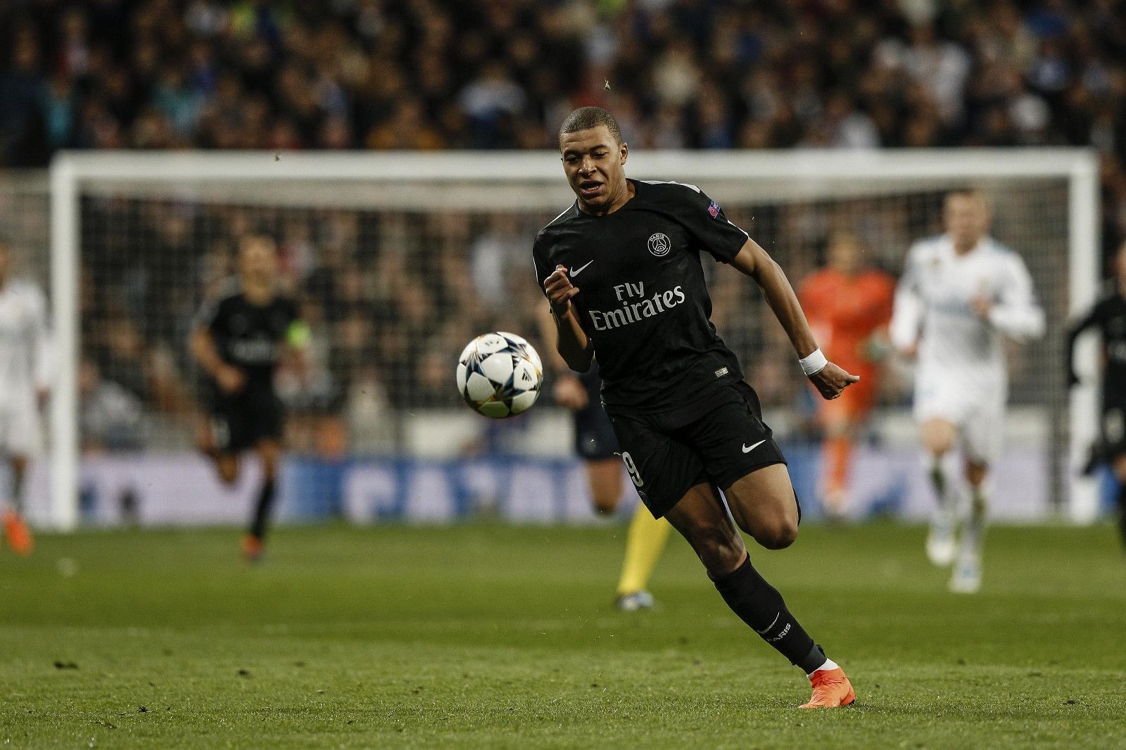 意天空列合同年最佳11人：迈尼昂、科纳特、DV9、莱万在列（意大利天空体育评选年度最佳11人：迈尼昂、科纳特、DV9、莱万入选）