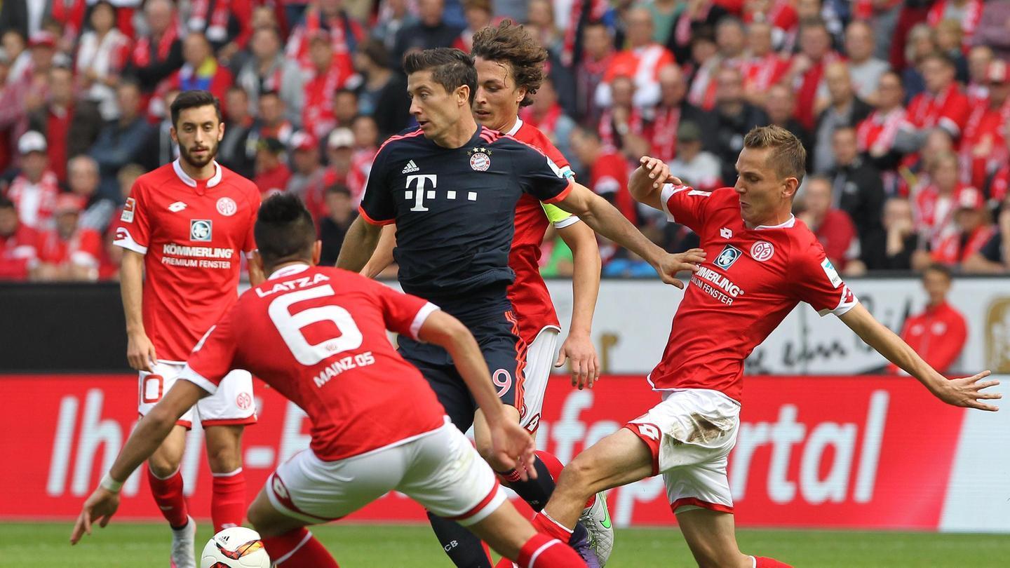 成都1-2河南赛中，阿奇姆彭遭看台球迷竖中指+骂黑鬼