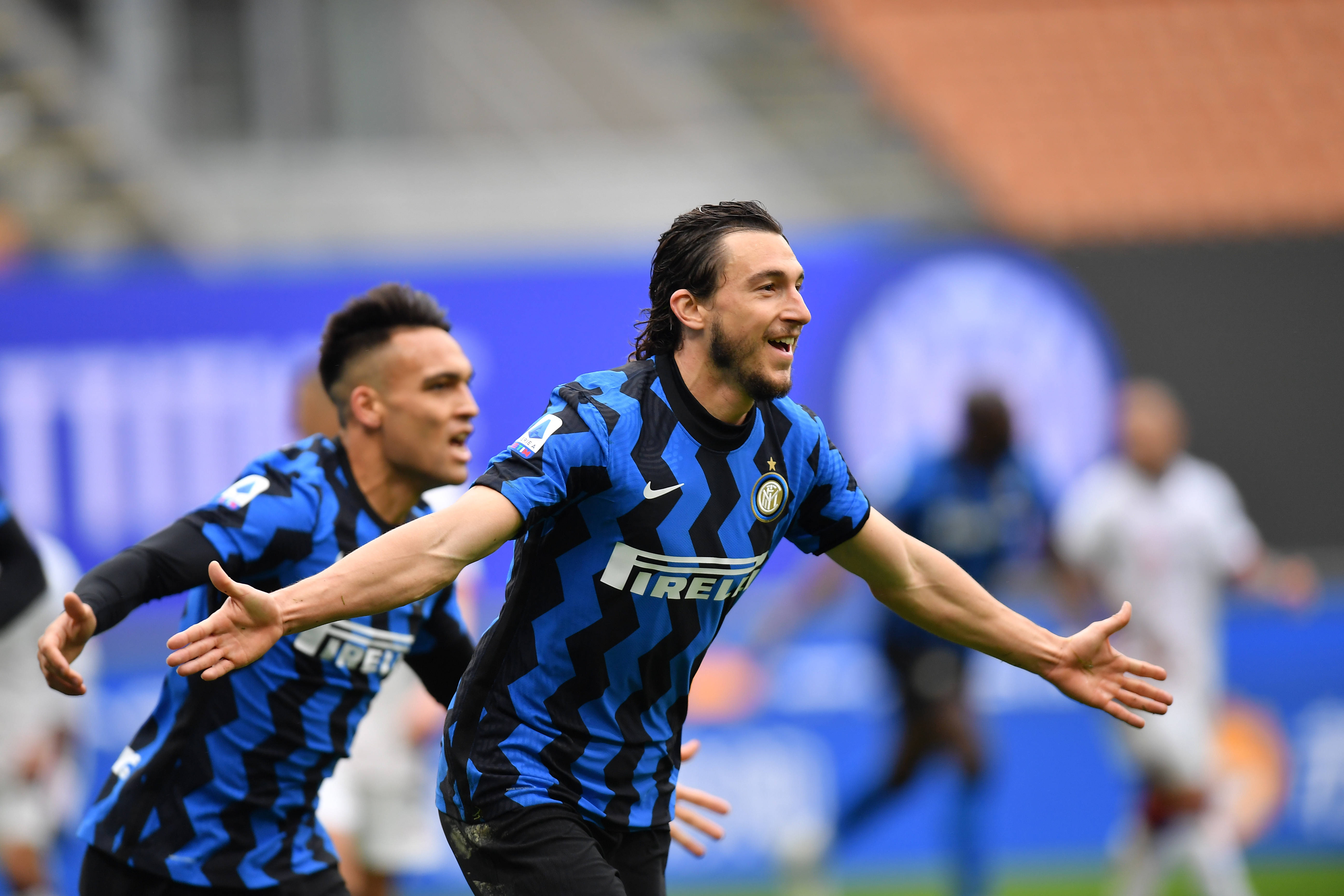 拜仁积极追求梅努，欲将其打造成欧冠核心，但曼联与意甲球队争夺，形势激烈。