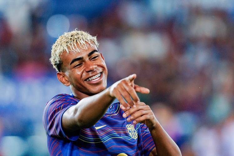 你给多少分？法鹰旧将特拉普和妻子高难度动作秀恩爱（打几分？前法鹰旧将特拉普与妻子上演高难度花式秀恩爱）