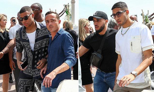 一位重病球迷被邀请看阿贾克斯的比赛，但因病情恶化未能实现