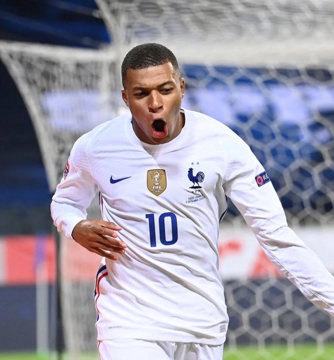 记者：于帕在穆西亚拉等3人续约后改变了自己的续约诉求