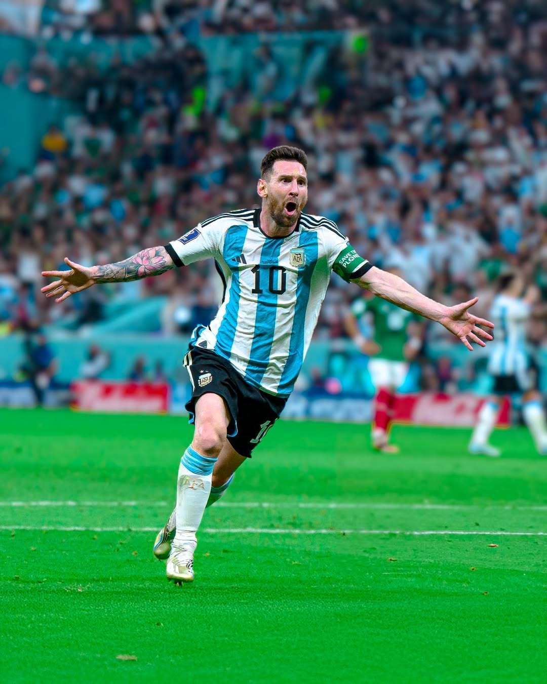 曼联续约卡塞米罗周薪或砍六成，沙特虎视眈眈（曼联拟与卡塞米罗续约，周薪或降六成，沙特球队伺机出手）