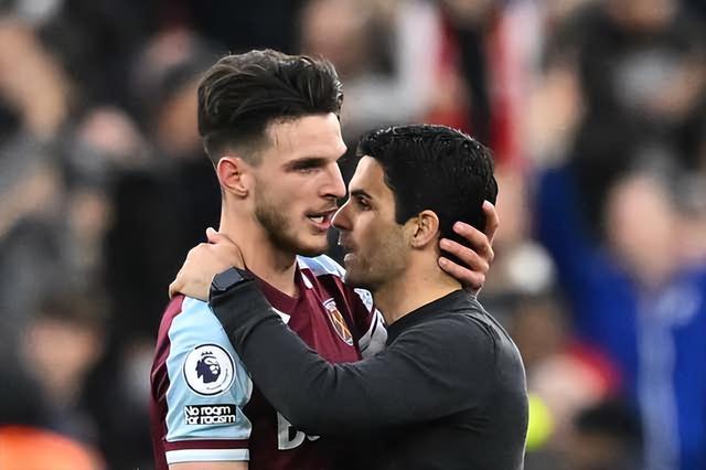 托马斯·弗兰克因指责球迷嘘门将引发争议，面临解雇风险，热刺战绩不佳，球迷矛盾加剧，球队正寻求替补教练。