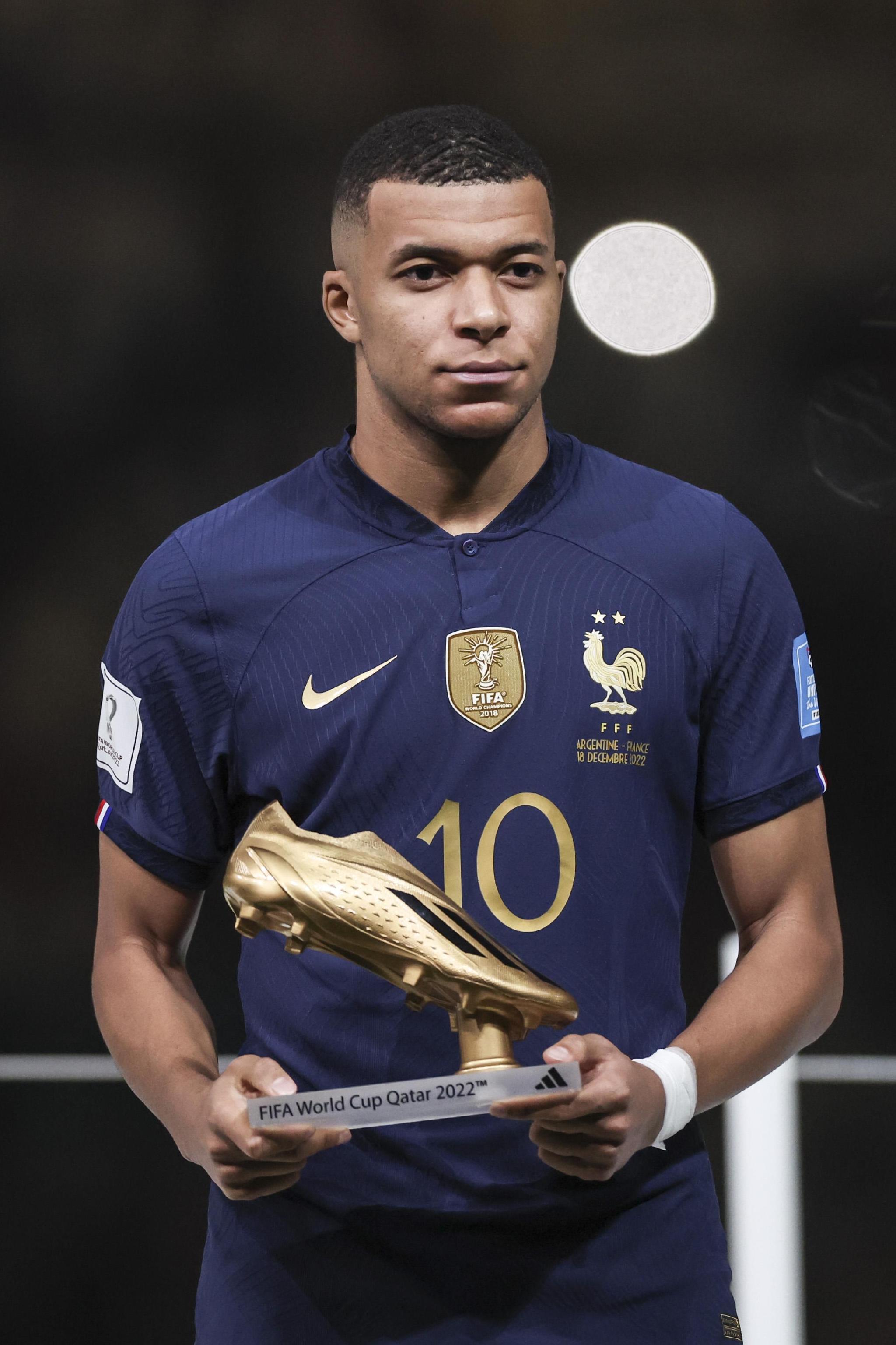 热搜第一！#泰勒斯威夫特官宣订婚 ，男方是知名橄榄球球星