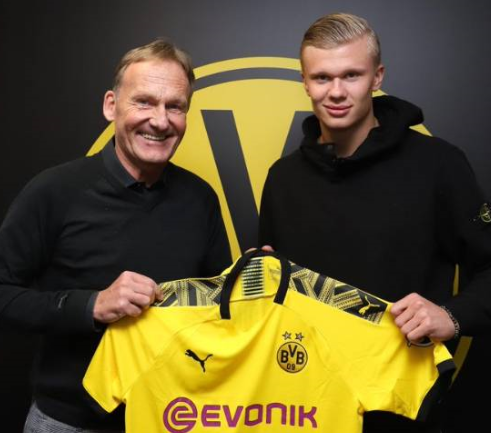 上港队客场对阵柔佛，面临阵容不整、实力不足的挑战，目标为平局。