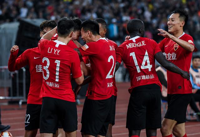 继C罗和小卢卡斯后，奥斯梅恩是第三位欧冠客场对贾府戴帽的球员