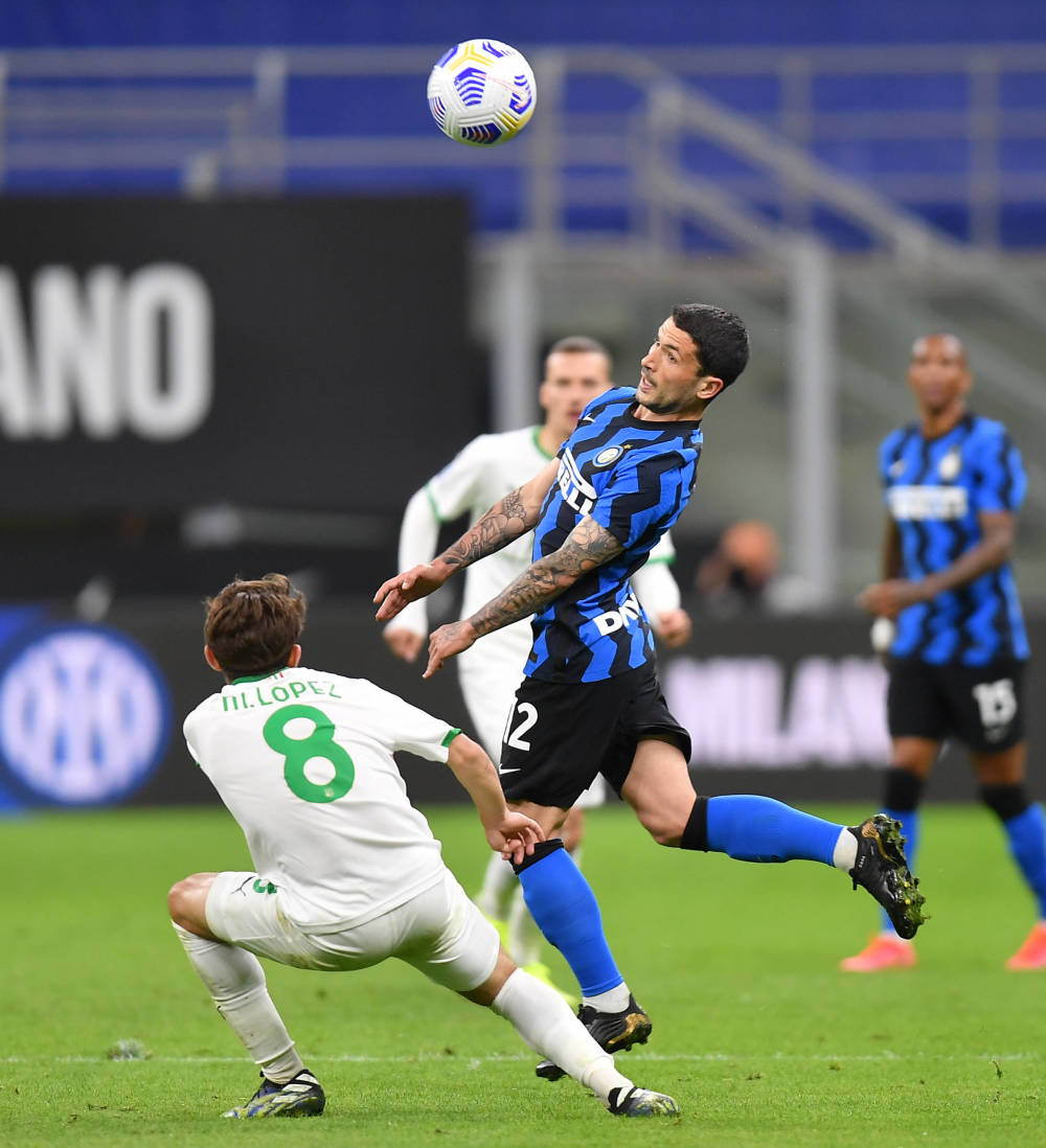 本泽马谈C罗：场上见面很冷淡？我们在更衣室已拥抱过了（本泽马回应与C罗场上显冷：更衣室里我们早已相拥）